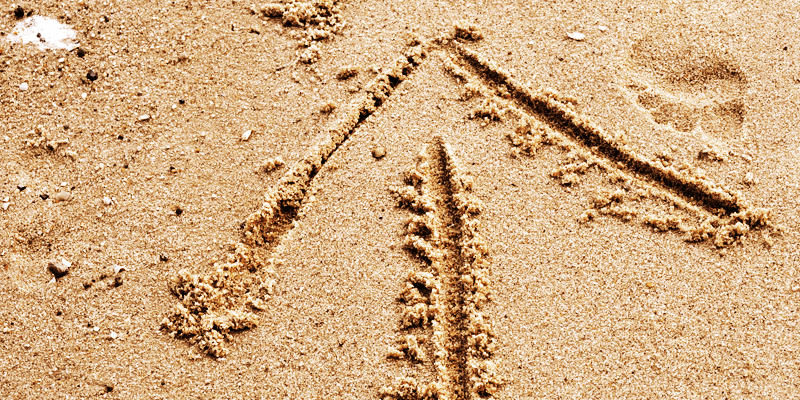 砂の上に描いた矢印
